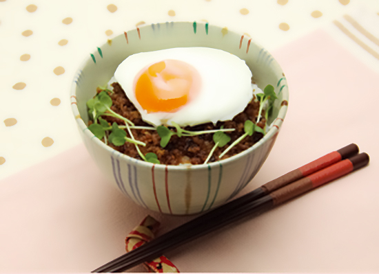 めんだしで作る|シャキシャキ食感の生姜焼き風そぼろ丼