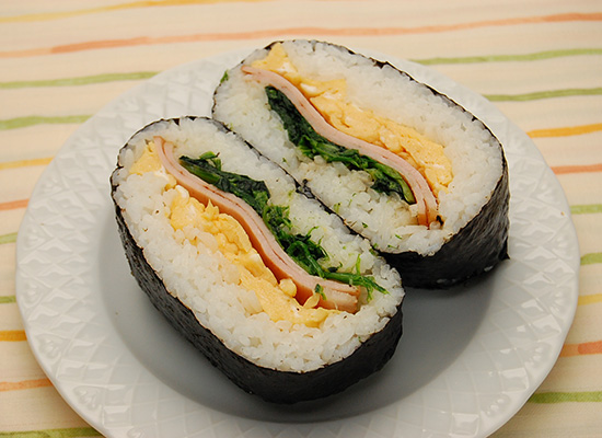 玉子、ベーコン、ほうれん草の3色おにぎらず
