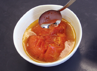 レンジで簡単♪まるごとトマトのカップスープ：手順1