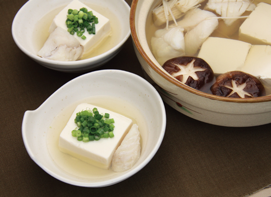 白だしで薄めるだけ♪おつゆまで美味しい湯豆腐