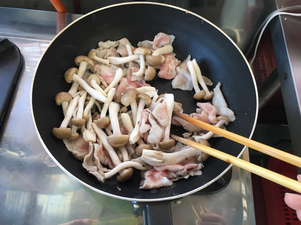 豚肉ときのこの玉子炒め：手順2