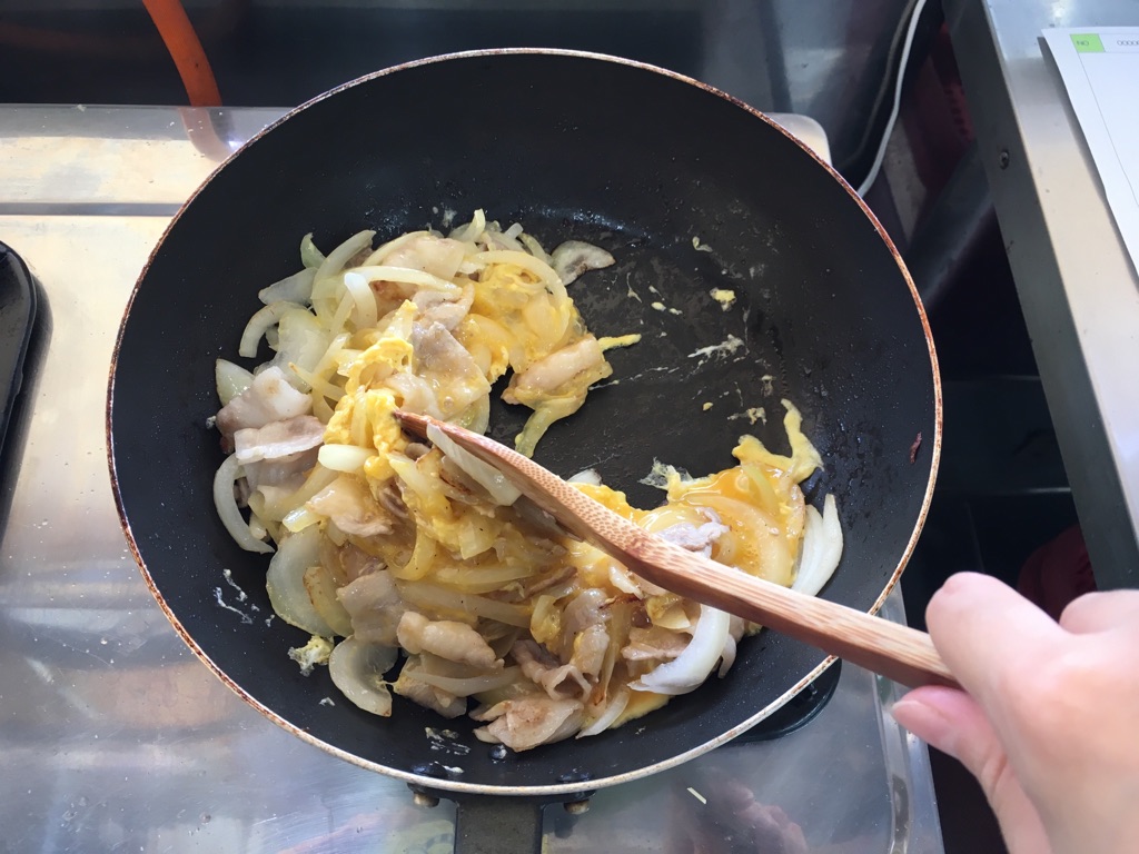 冷し中華簡単アレンジ｜豚肉と玉子炒めのせ：手順2