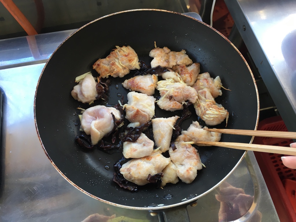 白菜と鶏肉きくらげの生姜炒め：手順1